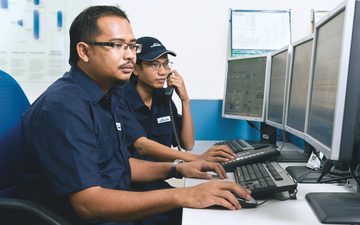 Linde PLANTSERV, performance, reliability, efficiency. Remote services, Men working with Multi-Monitor Computers